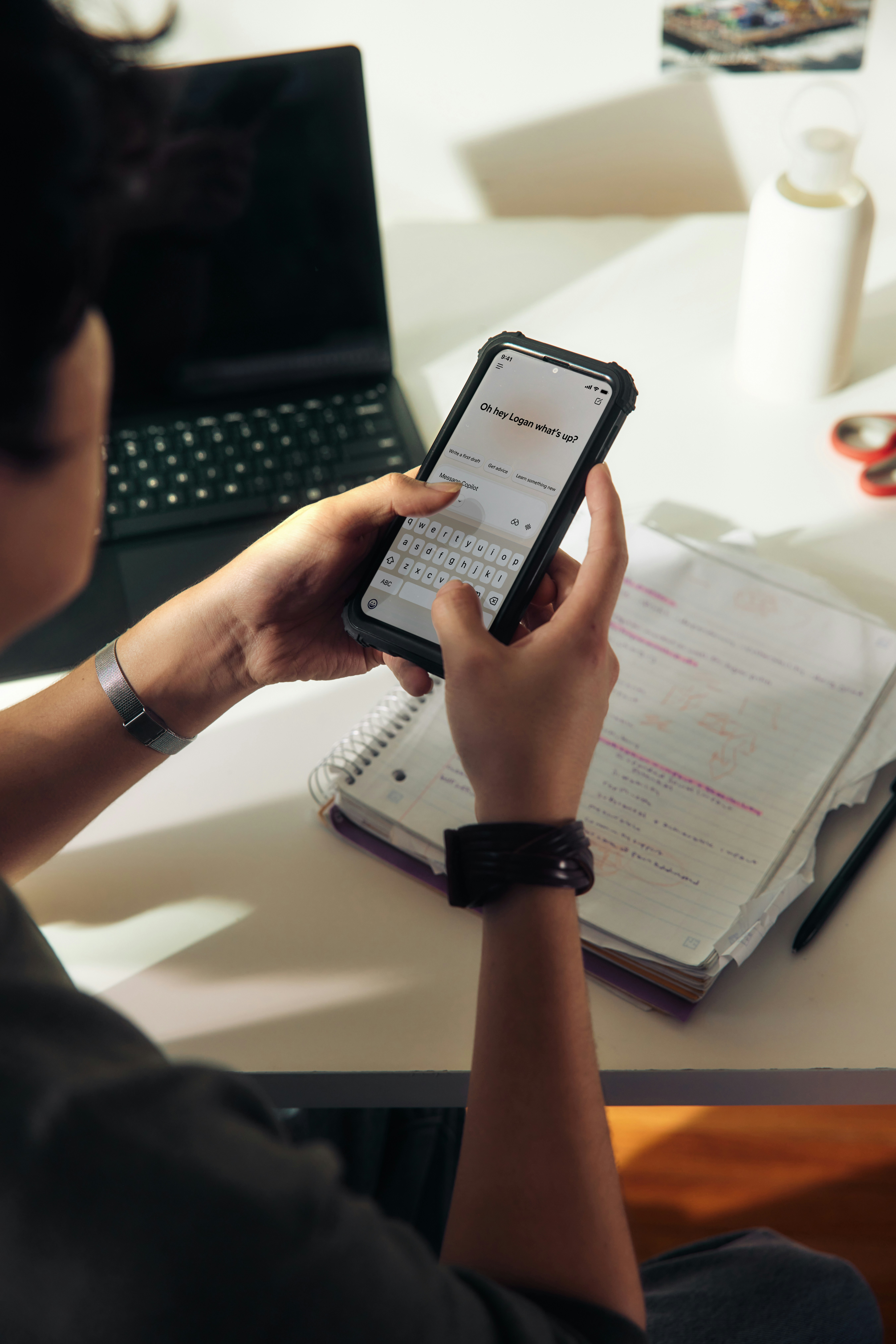 Nærbillede af en AI-enhed på et skrivebord — symbol på AI som værktøj i det daglige arbejde